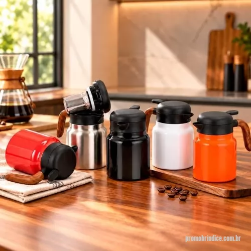 Chaleira personalizada - Chaleira Térmica com capacidade máxima de 1 litro. Possui estrutura de parede dupla com interior em inox 304 e exterior em inox 201 com pintura spray, além de bico e detalhe externo em plástico polipropileno (PP), cabo de madeira e base antiderrapante em silicone. Dispõe de tampa rosqueável em PP com acionamento por pressão para servir o conteúdo interno, anel de vedação em silicone e infusor removível em inox 304.