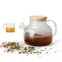 Uma chaleira em estilo clássico e refinado, com capacidade máxima de 1 litro, para deixar a hora do chá mais agradável. Feita em vidro borossilicato, material conhecido por sua resistência e durabilidade, esta chaleira pode ser levada a fogo baixo, s
