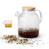 Chaleira em vidro borossilicato e capacidade máxima de 1,8 litro. Suporta variações de temperatura, pode ser levada a fogo baixo. Possui tampa em bambu com vedação para conservar a temperatura dos líquidos por mais tempo. 