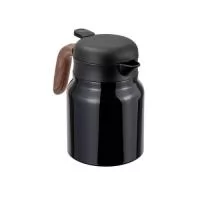 Chaleira Térmica com capacidade máxima de 1 litro. Possui estrutura de parede dupla com interior em inox 304 e exterior em inox 201 com pintura spray, além de bico e detalhe externo em plástico polipropileno (PP), cabo de madeira e base antiderrapante em silicone. Dispõe de tampa rosqueável em PP com acionamento por pressão para servir o conteúdo interno, anel de vedação em silicone e infusor removível em inox 304.