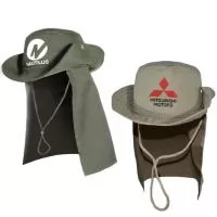 Chapéu australiano modelo canavieiro em brim médio peletizado e dublado, com proteção de pescoço (24 cm overlocado) e botão de pressão, nas laterais botão de pressão de plástico na cor do tecido, acabamento em algodão, aba dupla com costuras na aba, 