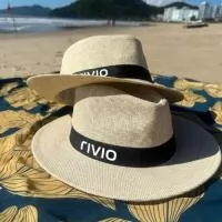 Flex, juta ou lona. Chapéu australiano em três materiais, personalizado com a sua marca. Para eventos ao ar livre, agro, turismo e ações de verão. Pedido mínimo: 100 peças. Atendimento direto, arte criada pelo nosso estúdio sem custo no pedido fechado e envio para todo o Brasil. Prazo a partir de 15 dias úteis após a aprovação da arte e o pagamento.