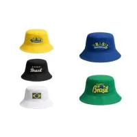 Chapéu Modelo BUCKET ( cata ovo ) produzido tecido de Brim 100% algodão leve ou pesado ( disponível em cores ou com a combinação destas )- todo forrado em TNT- logotipo estampado em silk em cores ou bodado em cores na área frontal- na aba com 5 costuras circulares. ( tipo de estampa assim como em tipo de brim é opcional ).