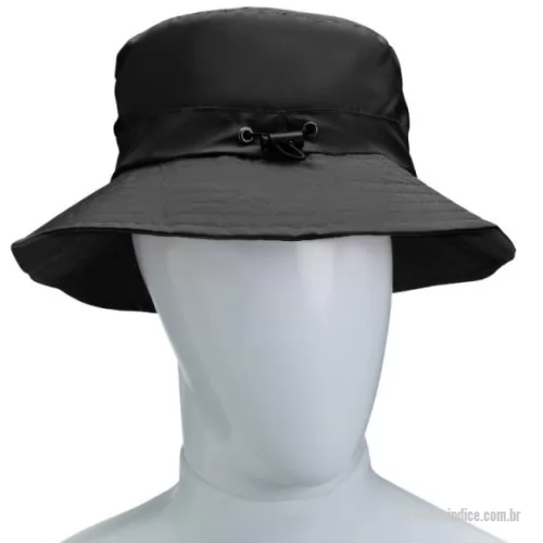 Chapéu dobrável personalizado -  O chapéu bucket une versatilidade e estilo, seu tamanho único é ajustável para a maioria dos adultos. Dobrável e fácil de transportar, cabe na bolsa ou bolso, e até mesmo pode ser pendurado já que possui gancho para prendê-lo onde quiser. Feito em poliéster de alta qualidade, é impermeável, macio, confortável, respirável e mantém a forma após dobrado. Perfeito para pesca, praia, trilhas, acampamentos e passeios urbanos, garantindo proteção solar enquanto complementa seu visual com uma estética única. Impressão de seu logo colorida .