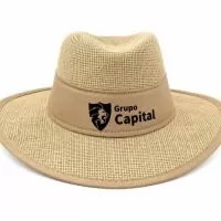 # Chapéu de Juta Personalizado – Direto da Fábrica  Chapéu de juta personalizado produzido **direto da fábrica**, ideal para empresas do agronegócio, eventos, feiras, exposições, festas, vaquejadas, rodeios e ações promocionais.  Com visual rústico e diferenciado, o chapéu de juta é uma excelente opção para valorizar sua marca. Personalizamos com a **logomarca da sua empresa, fazenda ou evento**.  **Diferenciais:**  * ???? Produção própria – direto da fábrica * ???? Personalização com sua logomarca * ???? Visual rústico e estilo agro * ?? Ideal para eventos e atividades ao ar livre * ???? Perfeito para agronegócio, feiras e exposições * ???? Material resistente e ótimo acabamento * ???? Excelente opção para brindes personalizados * ???? Pequenas e grandes quantidades * ???? Enviamos para todo o Brasil  **Chapéu de juta personalizado direto da fábrica: estilo agro, qualidade e sua marca em destaque.**