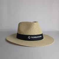 Panamá palha + faixa. Chapéu Panamá de palha, com faixa personalizada em vinil recortado com a sua marca. Também nos modelos Panamera e Cowboy, e em fibra de bambu ou juta. Para ações de verão, eventos ao ar livre, festivais e kits de praia. Pedido mínimo: 30 peças. Atendimento direto, arte criada pelo nosso estúdio sem custo no pedido fechado e envio para todo o Brasil. Prazo a partir de 15 dias úteis após a aprovação da arte e o pagamento.