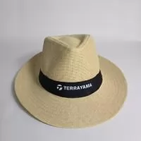 Panamera palha + faixa. Chapéu Panamera de palha, com faixa personalizada em vinil recortado com a sua marca. Também no modelo Panamá e em fibra de bambu. Para eventos de praia, festivais, eventos corporativos e ações de verão. Pedido mínimo: 30 peças. Atendimento direto, arte criada pelo nosso estúdio sem custo no pedido fechado e envio para todo o Brasil. Prazo a partir de 15 dias úteis após a aprovação da arte e o pagamento.