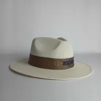 Bambu · faixa corino. Chapéu de fibra de bambu com faixa de corino gravada com a sua marca. O acabamento mais sofisticado da nossa linha de chapéus. Para presentes de alto valor, eventos corporativos e ações de verão. Pedido mínimo: 30 peças. Atendimento direto, arte criada pelo nosso estúdio sem custo no pedido fechado e envio para todo o Brasil. Prazo a partir de 15 dias úteis após a aprovação da arte e o pagamento.