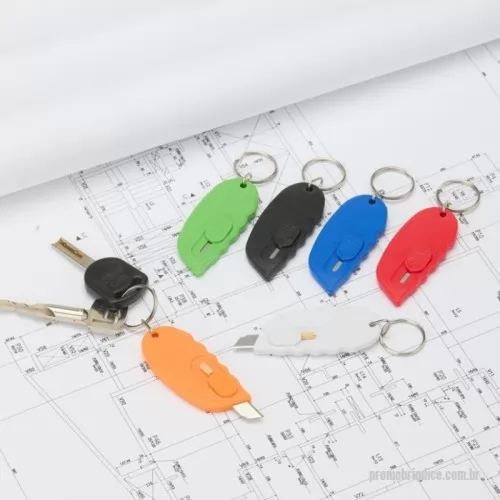 Chaveiro Canivete personalizado - Chaveiro estilete projetado em plástico com sistema de retração automática para maior segurança. Após o uso, basta soltar o botão e a lâmina retorna automaticamente à posição de armazenamento, minimizando o risco de acidentes, todas as cores .