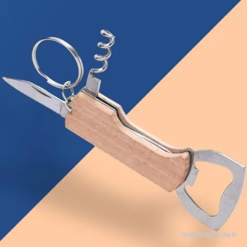 Chaveiro com abridor de garrafa personalizado - Um abridor de múltiplas utilidades em um chaveiro especial. Feito em madeira e aço inox, este chaveiro polivalente, além de oferecer espaço para acomodar várias chaves, reúne em sua estrutura três diferentes tipos de faces: um abridor de garrafas sob medida para uma boa cerveja, um saca-rolhas para abrir um vinho ou espumante próprio para celebrações e um canivete para abertura de lacres e outros tipos de embalagens.