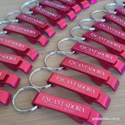 Chaveiro com abridor de garrafa personalizado - Este chaveiro multifuncional para deixar o dia a dia mais prático. Feito em metal a partir de um design próprio, ele é um eficiente abridor de garrafas e latinhas na medida certa para a abertura de refrigerantes ou cervejas de maneira simples em todas as ocasiões, unindo o útil ao agradável em uma só peça.