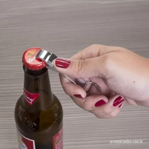 Chaveiro com abridor de garrafa personalizado - Chaveiro Metal Abridor Personalizado | Brinde Corporativo Funcional e Elegante Chaveiro Metálico com Abridor de Garrafas Personalizado – Utilidade e Divulgação para sua Marca  O Chaveiro Metal Abridor Personalizado é um brinde promocional prático, resistente e de grande aceitação entre clientes e colaboradores. Produzido em metal de alta qualidade, une duas funcionalidades indispensáveis no dia a dia: organização de chaves e abridor de garrafas integrado, tornando-se um acessório útil e sempre presente na rotina do usuário.  Seu acabamento metálico elegante transmite profissionalismo e valoriza ainda mais a personalização da sua marca. Compacto, leve e resistente, é ideal para campanhas promocionais, eventos corporativos, feiras, ações de marketing, lançamentos de produtos e brindes institucionais.  Com ampla área para gravação, o chaveiro proporciona excelente visibilidade da identidade visual da sua empresa, mantendo sua marca em constante contato com clientes, parceiros e colaborado