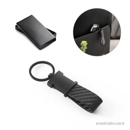 Chaveiro de couro ou sintético personalizado - Chaveiro em c. sintético com textura em fibra de carbono e metal Chaveiro em c. sintético com textura em fibra de carbono e metal. Fornecido em caixa presente. 35 x 100 x 10 mm
