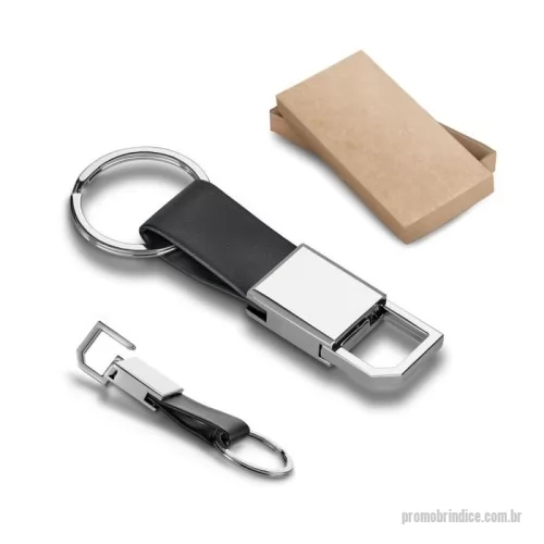 Chaveiro de couro ou sintético personalizado - Chaveiro em c. sintético e metal com mosquetão. Fornecido em caixa presente de papel kraft reciclado. 21 x 77 x 8 mm