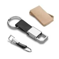 Chaveiro em c. sintético e metal com mosquetão. Fornecido em caixa presente de papel kraft reciclado. 21 x 77 x 8 mm