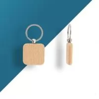 **Sobre o Produto**  O **Chaveiro de Madeira Quadrado Personalizado com Impressão UV** é um brinde elegante e sustentável, ideal para empresas, eventos, feiras e ações promocionais.  Produzido em madeira de alta qualidade, possui formato quadrado e argola metálica, unindo resistência, praticidade e um visual diferenciado.  **Destaques do Produto**  * Material em madeira resistente * Formato quadrado moderno * Argola metálica * Personalização com impressão UV de alta definição * Excelente opção para brindes corporativos  **Personalização**  Personalize com logotipo, nome ou arte exclusiva através de **impressão UV**, garantindo cores vibrantes, ótima definição e acabamento de qualidade.  **Prazo de Produção**  A produção é iniciada somente após a aprovação final do layout pelo cliente.