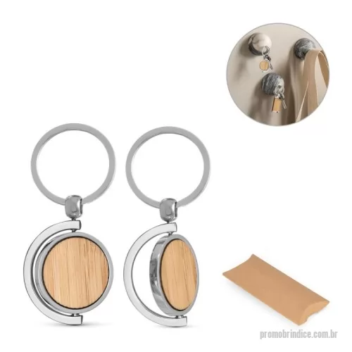 Chaveiro ecológico personalizado - Chaveiro formato redondo em bambu com revestimento em metal. Fornecido com bolsa em cartão kraft. A cor e o resultado da impressão nos materiais naturais pode variar entre produtos. 36 x 40 x 4 mm