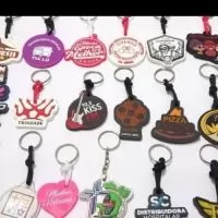 Chaveiros emborrachados personalizados com alta qualidade e acabamento durável. Ideais para empresas, brindes, eventos e lembranças exclusivas, com design único que destaca sua marca ou estilo.