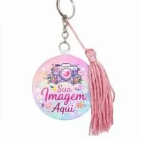 **Sobre o Produto**  O **Chaveiro Espelho Personalizado da Nakalu Brindes** é um brinde prático e funcional, ideal para brindes corporativos, ações promocionais, lembranças e kits personalizados.  Compacto e elegante, pode ser usado em bolsas, mochilas, chaves ou nécessaires, mantendo sua marca sempre em evidência.  **Destaques do Produto**  * Espelho funcional * Leve, compacto e resistente * Excelente custo-benefício * Acabamento de qualidade  **Personalização**  A impressão é realizada a laser, sem limite de cores, garantindo ótima definição e durabilidade.  **Prazo de Produção**  O prazo de produção e envio inicia após a aprovação do layout.  **Especificações Técnicas**  * Tampa: Metal resistente * Interior: Espelho de vidro * Chaveiro: Níquel com argola metálica * Impressão: Laser (sem limite de cores) * Revestimento: Película protetora * Tamanho: 5,5 cm * Personalização: Arte, logotipo, frase ou identidade visual  **Observação:** Produto destinado exclusivamente ao uso como chavei
