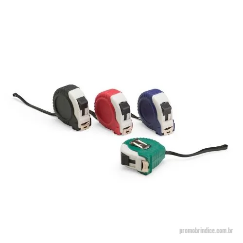 Chaveiro ferramenta personalizado - Uma trena emborrachada com detalhes em plástico, presilha de metal e alça de plástico é uma opção extremamente funcional e resistente para qualquer situação. Conta com fita de medição com alcance máximo de 5 metros, além de exibir suas medidas em pés