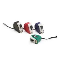 Uma trena emborrachada com detalhes em plástico, presilha de metal e alça de plástico é uma opção extremamente funcional e resistente para qualquer situação. Conta com fita de medição com alcance máximo de 5 metros, além de exibir suas medidas em pés