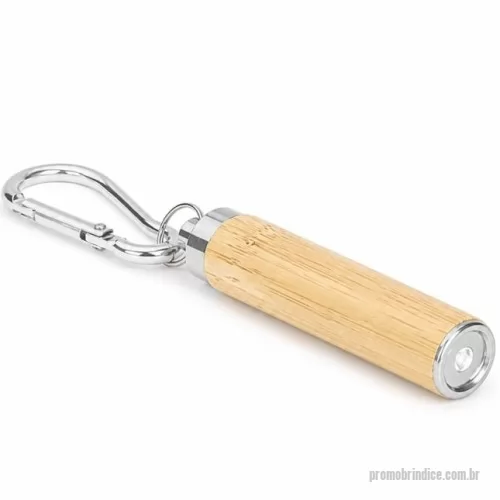 Chaveiro lanterna personalizado - Lanterna em bambu com detalhes em metal e iluminação em LED acionada por botão superior e alimentada por três baterias LR41 inclusas. Acompanha mosquetão metálico.  Altura :  12,5 cm  Largura :  2,3 cm  Espessura :  1,5 cm