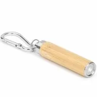 Lanterna em bambu com detalhes em metal e iluminação em LED acionada por botão superior e alimentada por três baterias LR41 inclusas. Acompanha mosquetão metálico.  Altura :  12,5 cm  Largura :  2,3 cm  Espessura :  1,5 cm