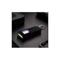 Chaveiro lanterna recarregável com estrutura em plástico. Possui duas fontes de iluminação em LED, com quatro níveis de intensidade em luz branca e modo piscante nas cores azul e vermelha, acionados por botão lateral. Conta ainda com base magnética para fixação em superfícies metálicas, entrada USB-C para carregamento e mosquetão metálico fixo. Acompanha cabo USB-C.