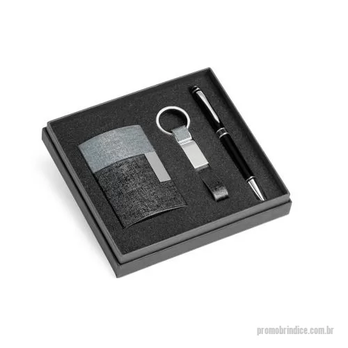 Chaveiro metálico personalizado - Conjunto composto por um porta cartões, um chaveiro e uma caneta esferográfica em c. sintético, metal e alumínio. Fornecido em caixa presente almofadada.