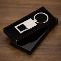 Chaveiro Metal Mosquetão – Resistência e Estilo em um Design Sofisticado  Descrição: Chaveiro confeccionado em metal com acabamento brilhante/espelhado, equipado com mosquetão sem trava para fácil fixação. Possui detalhe de rebite na parte frontal e traseira, proporcionando um visual elegante e moderno.  Especificações: Altura: 7,7 cm Largura: 3,3 cm Área de gravação: 2,3 x 2,4 cm Peso: 36 g  Robusto e funcional, é ideal para uso diário ou como brinde corporativo de alto padrão.