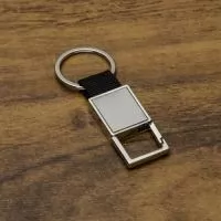 Chaveiro Metal Mosquetão – Moderno, Prático e Resistente  Descrição: Chaveiro confeccionado em metal com mosquetão sem trava e alça em nylon reforçado. Possui chapa frontal em inox para personalização e verso brilhante liso, combinando durabilidade e elegância em um único acessório.  Especificações: Altura: 9,9 cm Largura: 3,5 cm Área de gravação: 2,7 x 2,1 cm Peso: 36 g  Funcional e sofisticado, é ideal para uso diário ou como brinde corporativo de qualidade.