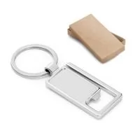 Chaveiro em metal com abridor de garrafas. Fornecido em caixa presente de papel kraft reciclado. 29 x 52 x 4 mm