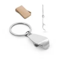 Chaveiro em metal com abridor de garrafas. Fornecido em bolsa presente de papel kraft reciclado. 22 x 42 x 9 mm