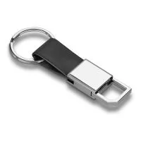 Chaveiro em c. sintético e metal com mosquetão. Fornecido em caixa presente de papel kraft reciclado.