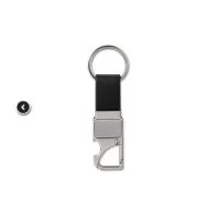 Chaveiro metálico feito em liga de zinco com mosquetão e abridor de garrafa. Possui plaquinha frontal em aço escovado e alça em poliuretano (PU).  Altura :  8,1 cm  Largura :  2,4 cm  Profundidade :  0,8 cm