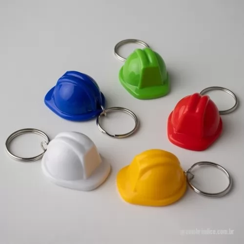 Chaveiro personalizado - Descrição: Chaveiro capacete de segurança EPI, material plástico.  Altura :  2,2 cm  Largura :  3,3 cm  Comprimento :  3,9 cm  Medidas aproximadas para gravação (CxL):  1,2 cm x 1 cm  Tamanho total aproximado  (CxL):  Com argola: 6,7 cm  Peso aproximado (g):  7