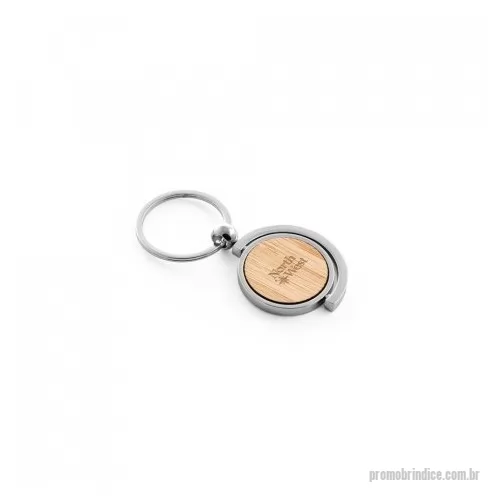 Chaveiro personalizado - Chaveiro redondo em bambu com revestimento em metal Chaveiro redondo em bambu com revestimento em metal. Fornecido com bolsa em cartão kraft. A cor e o resultado da impressão nos materiais naturais pode variar entre produtos. 36 x 40 x 4 mm