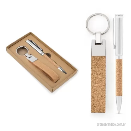 Chaveiro personalizado - Chaveiro Personalizado 65106 com sua logomarca. 20 anos ajudando a cotar Brindes Promocionais com várias empresas num único clique. Conjunto composto por uma caneta esferográfica e um chaveiro, ambos em metal e cortiça. A caneta esferográfica tem clipe em metal, mecanismo twist e escrita em azul. Fornecido em caixa presente de papel kraft reciclado. Conjunto composto por uma caneta esferográfica e um chaveiro, ambos em metal e cortiça. A caneta esferográfica tem clipe em metal, mecanismo twist e escrita em azul. Fornecido em caixa presente de papel kraft reciclado. Chaveiro Personalizado, 179244, Bets Brindes. Clique e Cote no Portal PromoBríndice!