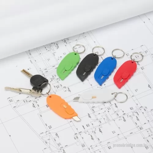 Chaveiro personalizado - Chaveiro estilete projetado em plástico com sistema de retração automática para maior segurança. Após o uso, basta soltar o botão e a lâmina retorna automaticamente à posição de armazenamento, minimizando o risco de acidentes.