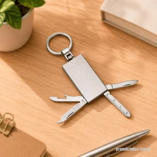 Chaveiro personalizado - Canivete com estrutura em aço inox e quatro funções diferentes: lâmina de corte, lixa de unha, abridor de garrafas e uma mini régua de 3 centímetros, além de argola metálica.