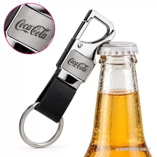 Chaveiro personalizado - Chaveiro metálico em liga de zinco, com mosquetão e abridor de garrafa, plaquinha frontal em aço escovado e alça em PU. Um brinde compacto, resistente e funcional, ideal para ações corporativas, eventos, campanhas e presentes personalizados. A plaquinha frontal oferece excelente área para gravação da marca, deixando o brinde com acabamento sofisticado.