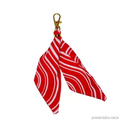 Chaveiro personalizado - Lenço chaveiro de 15x5 cm, em tecido com toque de seda e mosquetão dourado. Um brinde compacto com a estampa da sua marca para eventos, lançamentos e presentes corporativos. Valor unitário de R$ 39,00 na faixa de 21 a 40 unidades. A faixa de preço considera o total de peças do pedido, sem contar embalagens. O mínimo de produção é de 10 unidades por mesma estampa, modelo e tamanho. Envie sua arte ou referências e receba uma prévia digital gratuita para aprovação antes da produção. Frete calculado à parte.