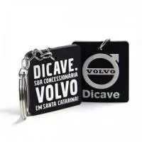 Chaveiro Emborrachado, Gravação em Alto relevo com a logo do cliente. Desenvolvimento de formato específico. Acabamento em cordão de nylon e argola (ou em corrente metálica e argola).