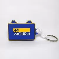 Chaveiro Emborrachado, Gravação em Alto relevo com a logo do cliente. Desenvolvimento de formato específico. Acabamento em cordão de nylon e argola (ou em corrente metálica e argola).