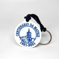 Chaveiro Emborrachado, Gravação em Alto relevo com a logo do cliente. Desenvolvimento de formato específico. Acabamento em cordão de nylon e argola (ou em corrente metálica e argola).