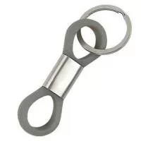 Chaveiro de metal com silicone.