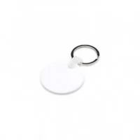 Chaveiro de acrílico em formato redondo, frente verso e liso. Possui prendedor de plástico que conecta a argola metálica.