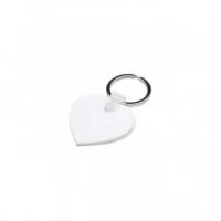 Chaveiro de acrílico em formato de coração, frente verso e liso. Possui prendedor de plástico que conecta a argola metálica.