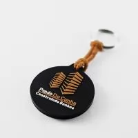 Chaveiro Emborrachado Gravação em Alto relevo com a logo do cliente.  Desenvolvimento de formato e marca específica. Acabamento em cordão de nylon e argola (ou em corrente metálica e argola). Faça seu orçamento.