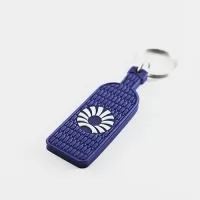 Chaveiro Emborrachado Gravação em Alto relevo com a logo do cliente.  Desenvolvimento de formato e marca específica. Acabamento em cordão de nylon e argola (ou em corrente metálica e argola). Faça seu orçamento.